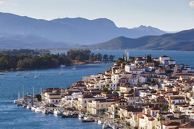 Vue du port de Poros en Grèce. Image illustrant un article rédigé par un rédacteur web tourisme